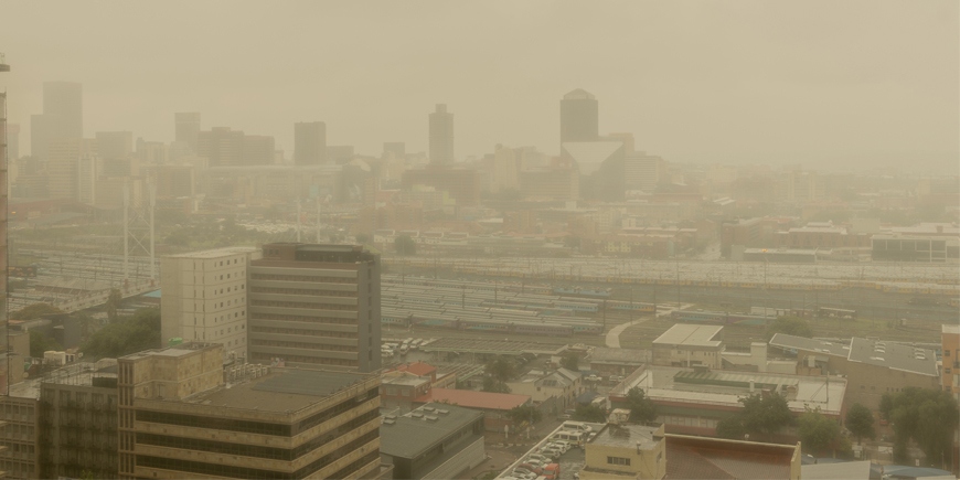 Air pollution may increase the risk of deadly bacterial infections, but new research suggests that the strain of bacteria a person carries can determine how quickly and severely that risk emerges.