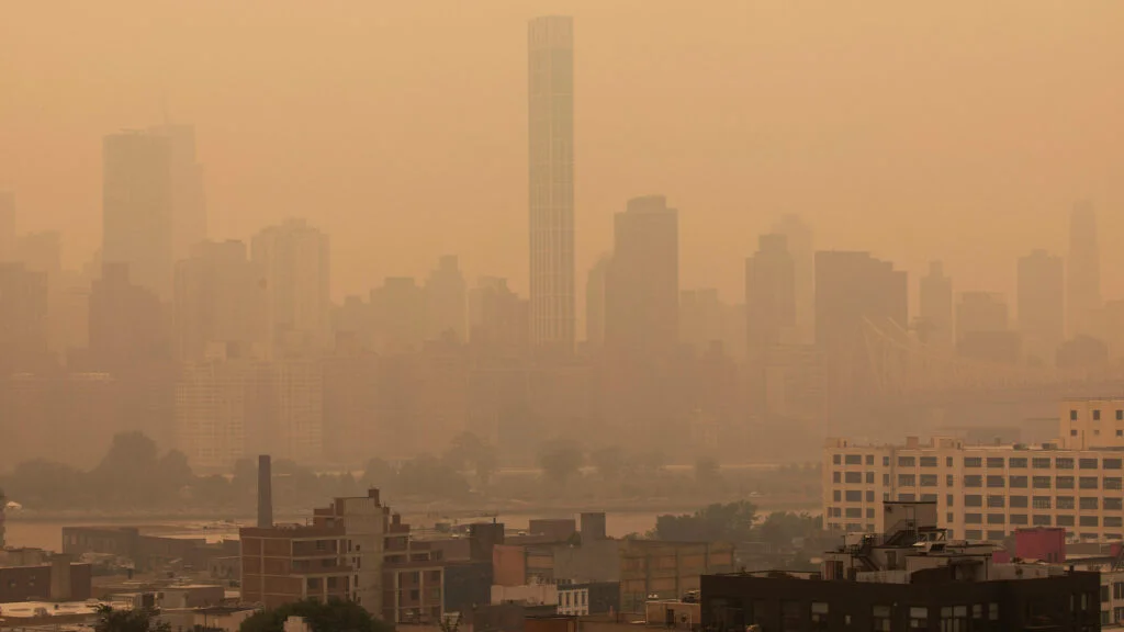 Air pollution may increase the risk of deadly bacterial infections, but new research suggests that the strain of bacteria a person carries can determine how quickly and severely that risk emerges.
